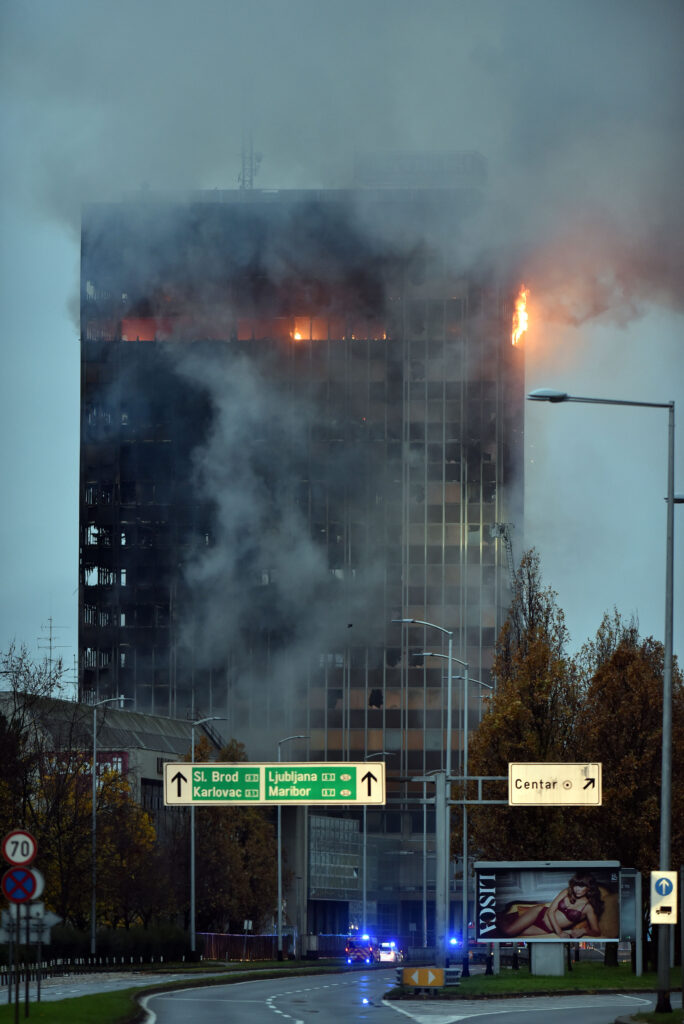 VELIKI POŽAR Dramatični prizori iz Zagreba. Već satima gori Vjesnikov neboder, padaju krhotine i pucaju stakla