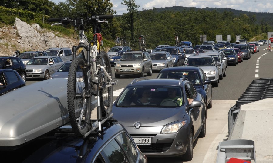 Udarni je turistički vikend, prema moru velike gužve, a na granicama kolone: Na Pasjaku se za ulaz u Hrvatsku čeka čak tri sata!