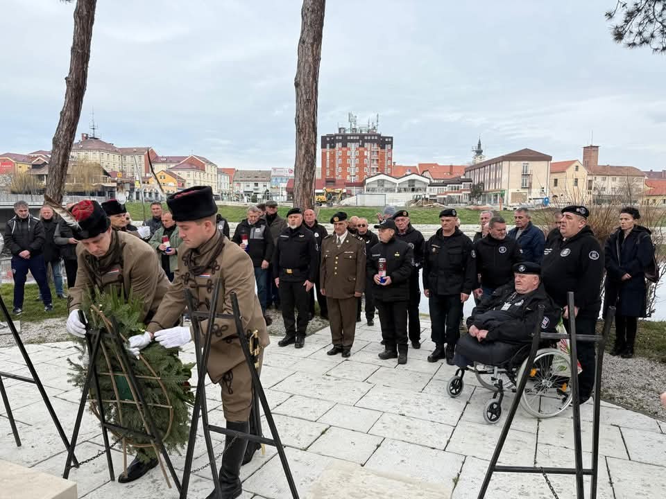U Vinkovcima odana počast poginulim HOS-ovcima: “Sjećanje na njih ne smije izblijedjeti”