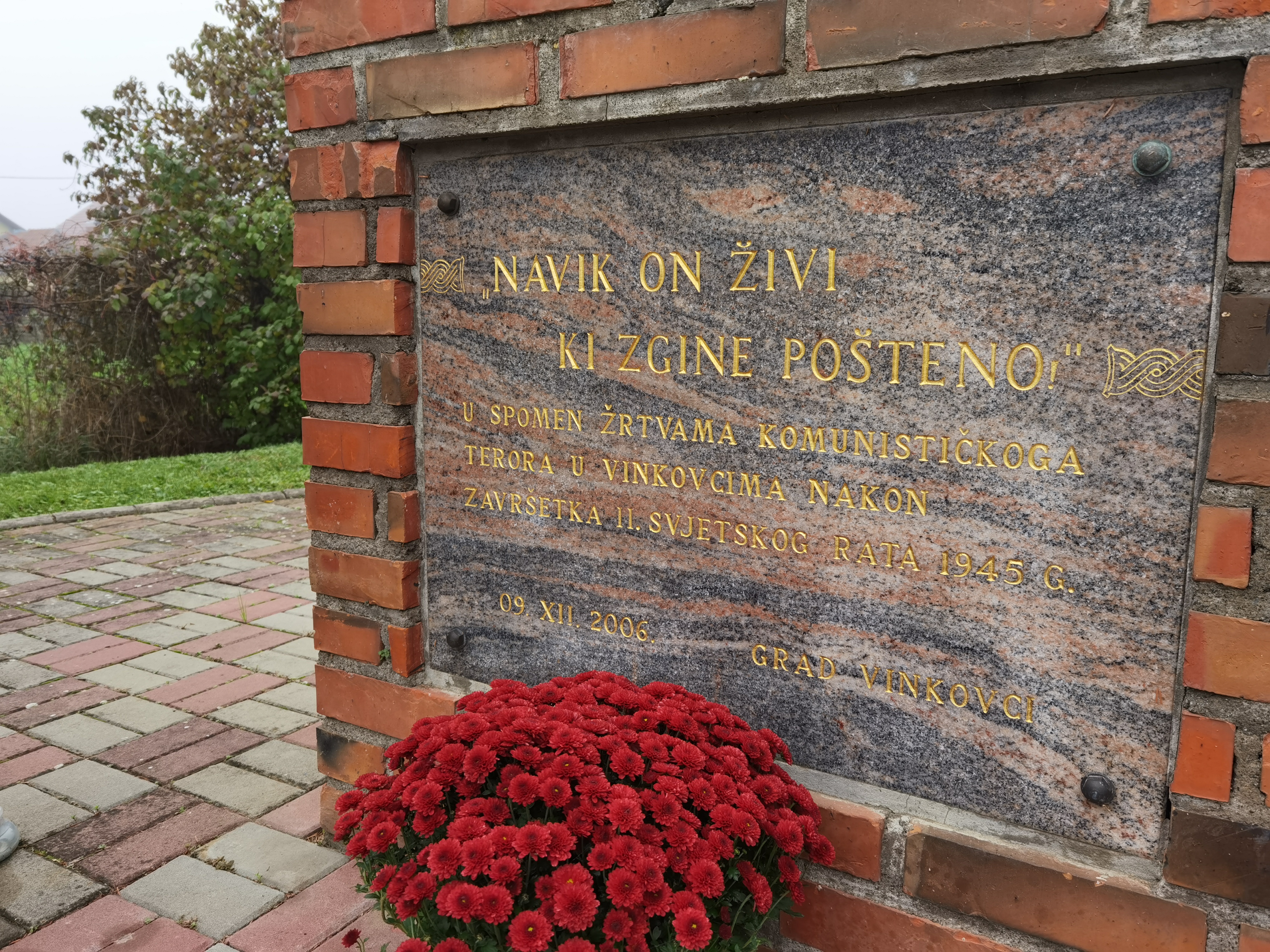 12. travnja 1945. Vinkovci – partizani ušli u grad i odmah objesili 40 uglednih intelektualaca