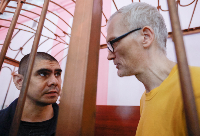 (FOTO) DOVELI IH NA SUD KAO ZVIJERI! Zatrašujući prizori zarobljenog Hrvata: Okovani i u čvrstom stisku ljudi s fantomkama na glavi