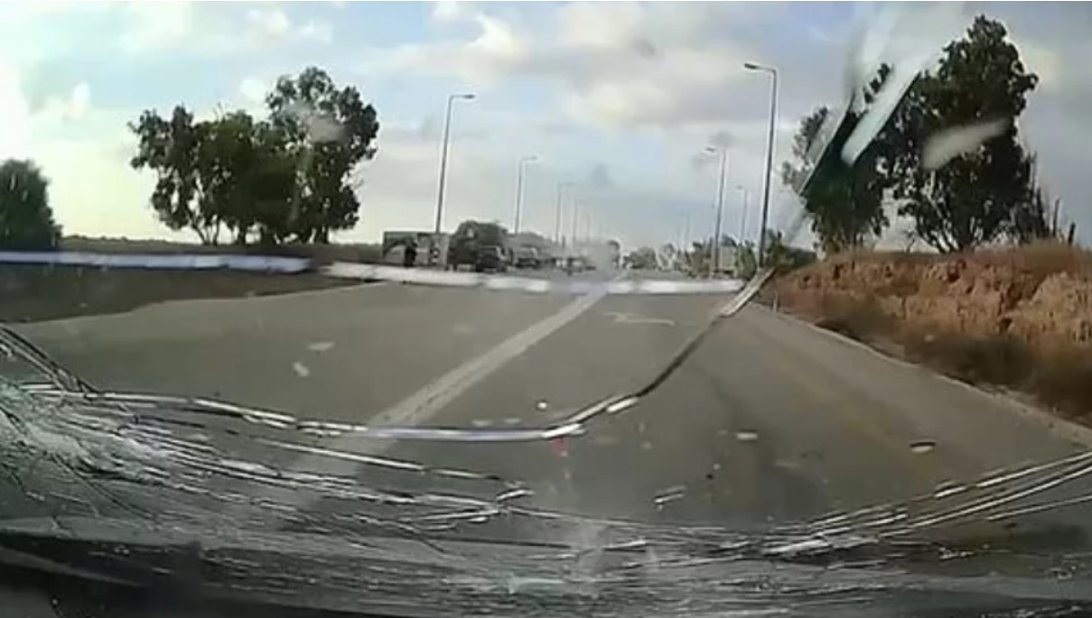 Iscurila uznemirujuća snimka Hamasovaca koji pucaju na vozača: Kad je shvatio tko je, bilo je prekasno (VIDEO - uznemirujući)