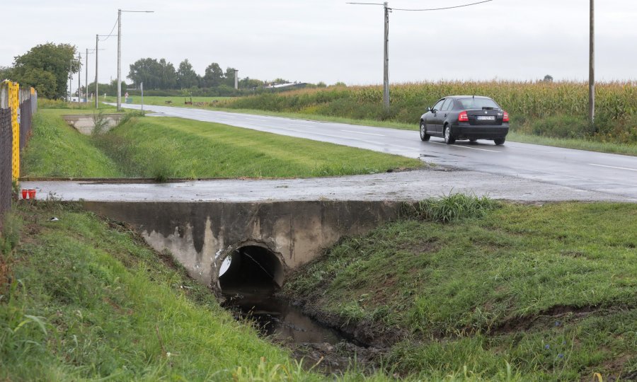 Stravična nesreća u Vladislavcima; automobil udario u betonski most, djevojka na mjestu poginula, policija traži svjedoke