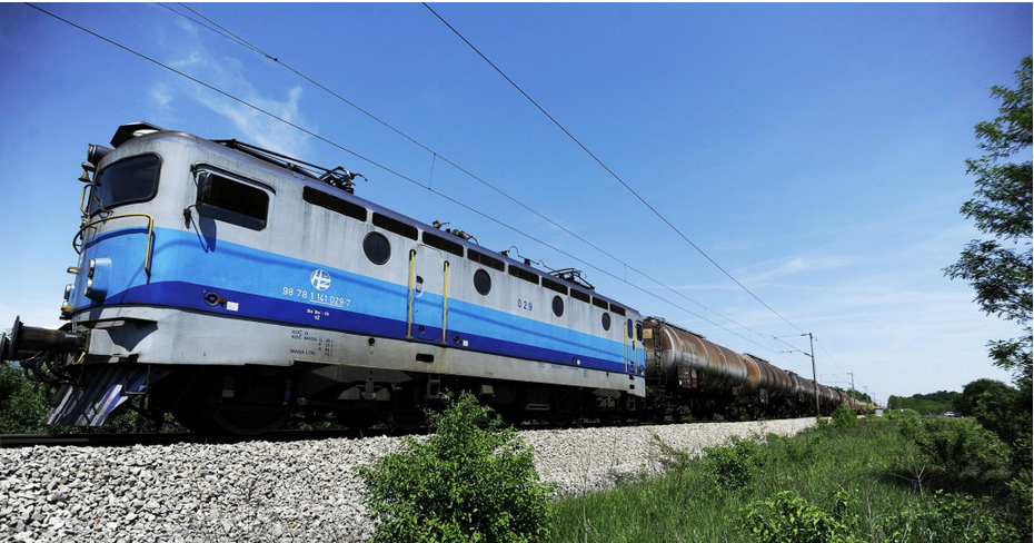 Drama na pruzi: Kod Lipovljana trčali za lokomotivom, sama krenula prema drugom vlaku...