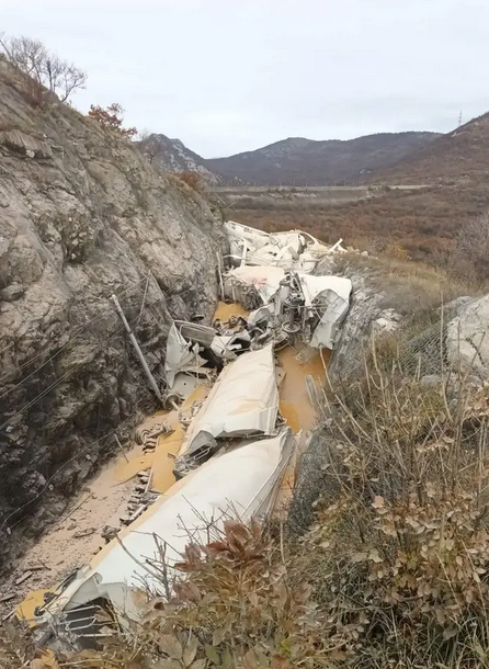 Krš i lom kod Rijeke: Vlak se sudario s pružnim vozilom