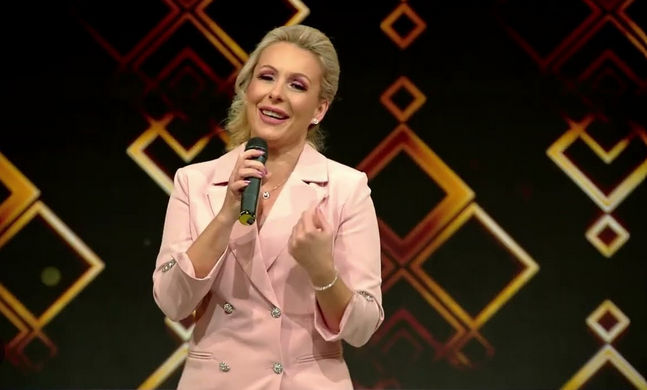 Drugarica Baje Malog Knindže dolazi u Otočac: Cajka koja pjeva 'Pozdravi mi Krajinu' vrijeđa žrtve Domovinskog rata - ("uvjeti za rad")