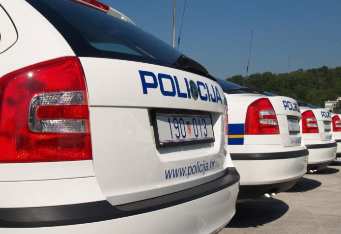 Mladić na nagovor policije odustao od bacanja sa zgrade u Vodicama