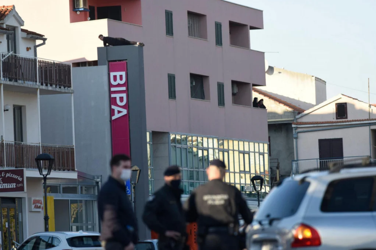 Drama u Vodicama: mladić već satima prijeti da će se baciti sa zgrade. Policiji je priznao da je na opijatima