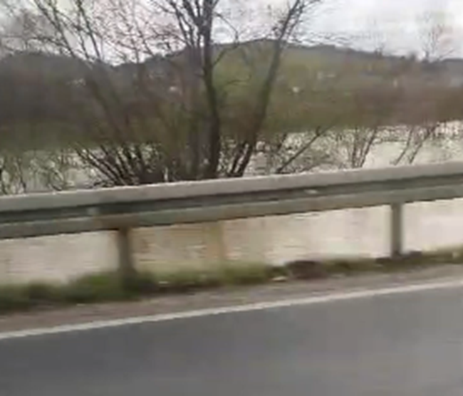 VIDEO Hoće li uskoro stati kiša? 'Od količine oborina podivljale rijeke. Voda je došla do ceste'