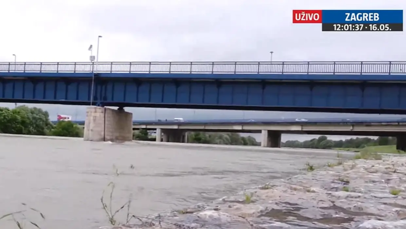 Rastu vodostaji širom Hrvatske: Pogledajte kako izgleda Sava, samo što se ne izlije iz korita