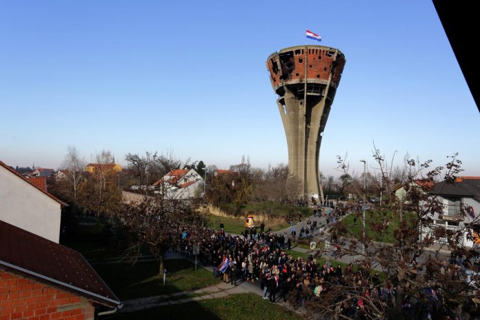 NISU DOPUŠTALI DA SE NE VIJORI: Dvojica vukovarskih junaka prkosili neprijatelju barjakom na Vodotornju!