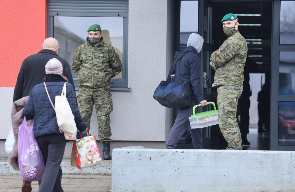 EVAKUIRA SE VOJARNA U PETRINJI: Dom je za više od 300 civila, volonterima, centru HV-a…