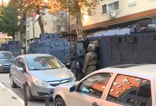 Specijalci na ulicama u Kosovskoj Mitrovici: Okružili dom navodnog vođe Srba