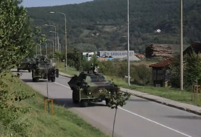 Snimljena velika kolona borbenih vozila srpske vojske: Ne zna se o kakvom manevru je riječ