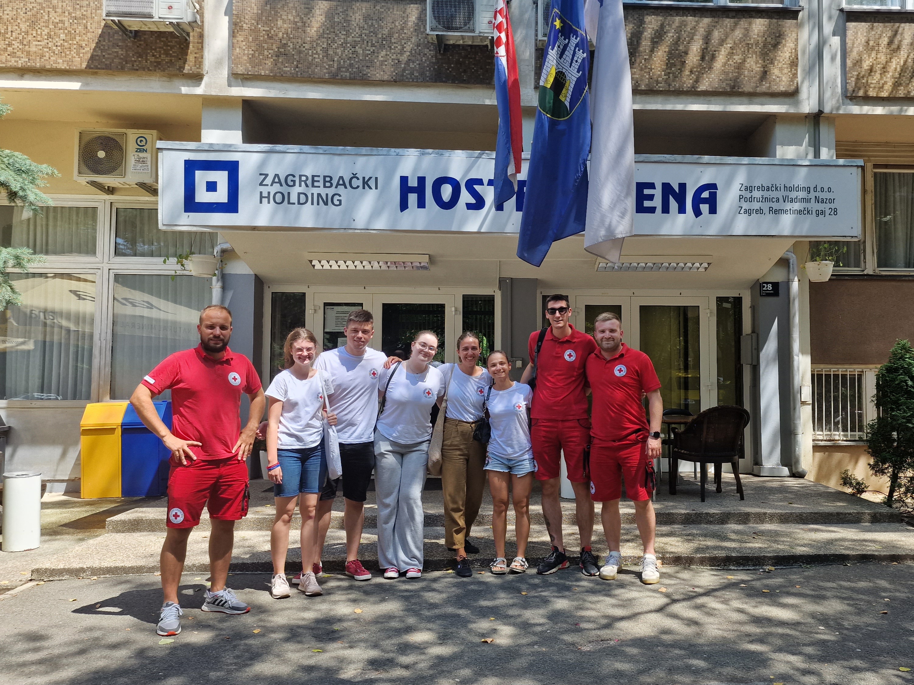 Volonteri Crvenog križa Zagreb dostavili pakete pomoći osobama  smještenima u Hostelu Arena