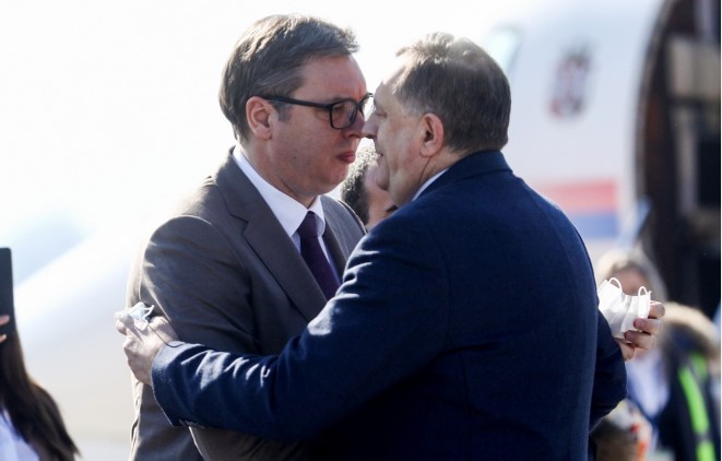 ‘ĆIRILICA SVUDA’, Još jači "zagrljaj" Vučića i Dodiga