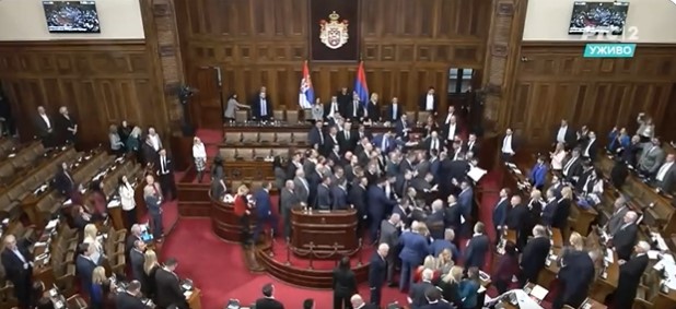 (VIDEO) TEŠKI KRKANI U SRPSKOJ SKUPŠTINI, ZALETJELI SE PREMA VUČIĆU! Skroz ga okružili: ‘Ja ovakve divljake nisam vidio, sram vas bilo što radite!’