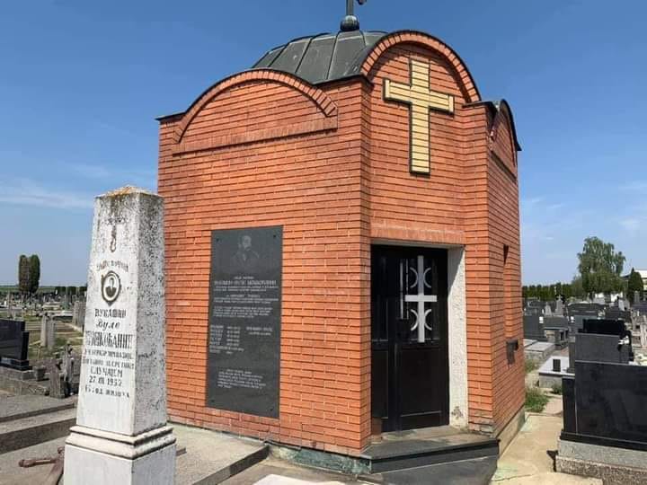 PREDSJEDNIČE MILANOVIĆU IZMEĐU POZDRAVA ZDS I ČETNIČKIH SPOMENIKA ZNAKA JEDNAKOSTI NITI MOŽE NITI SMIJE BITI !!!