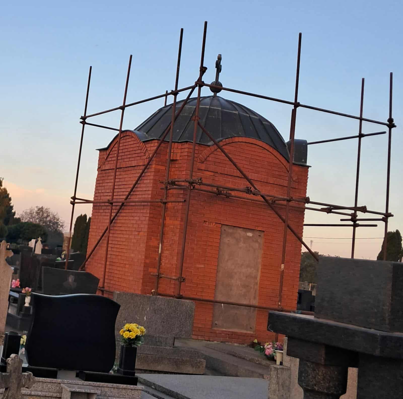 Metalna konstrukcija na mauzoleju Šoškočanina – rekonstrukcija ili najava nečeg drugog