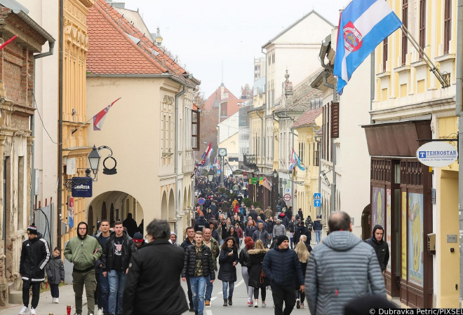 (FOTO) TISUĆE LJUDI DOŠLO U VUKOVAR: Građani i državni vrh odaju počast gradu heroju i svim žrtvama