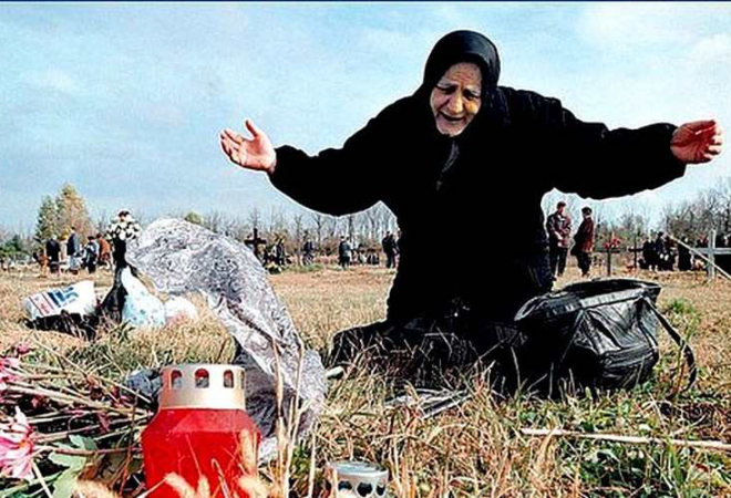 MAJKA VUKOVARSKOG HEROJA NA EKSHUMACIJI: Znate li tko je nesretna žena na potresnoj fotografiji?