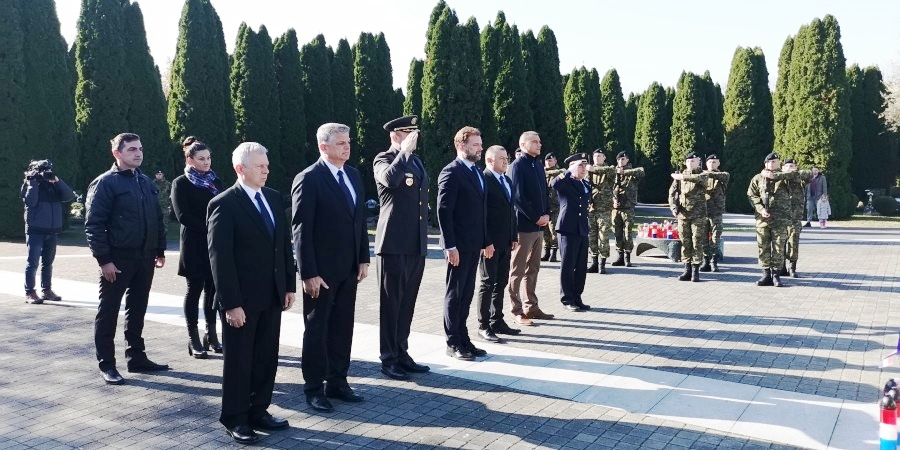 Na Memorijalnom groblju u Vukovaru vijenac i svijeće za poginule branitelje