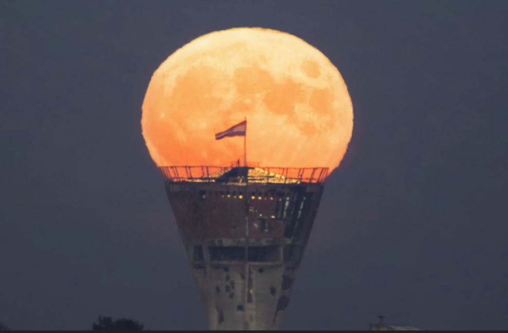 PUN MJESEC ‘ZASPAO’ NA VODOTORNJU: Fotograf uhvatio nevjerojatan prizor, Vukovarci oduševljeni