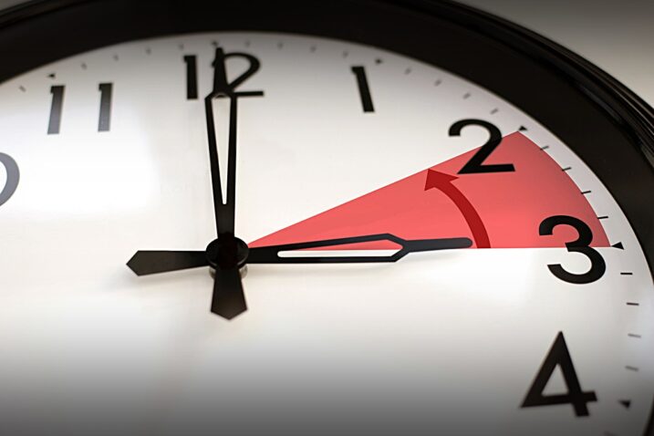 Noćas je počelo zimsko računanje vremena, mrak će pasti i prije 17 sati. Dokad ćemo pomicati satove?