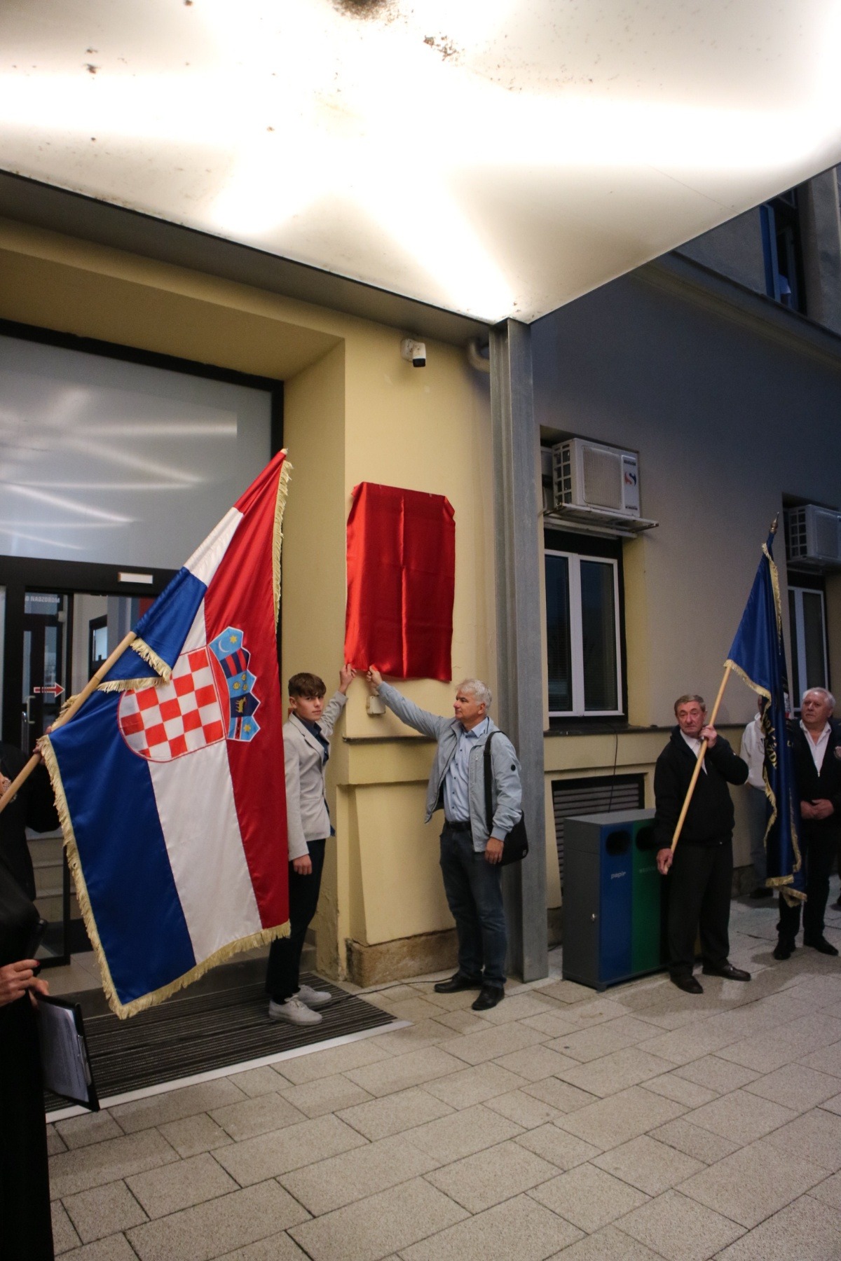 U Varaždinu otkrivena   Spomen ploča u čast dragovoljaca i hrvatskih branitelja, pripadnika 104. brigade HV ZNG Varaždin