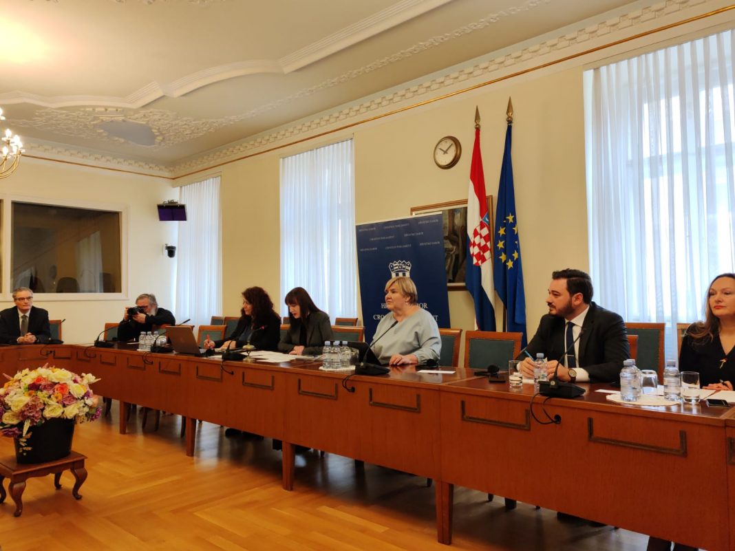 Pratite uživo iz Sabora okrugli stol o surogatstvu u organizaciji UiO i Vesne Vučemilović