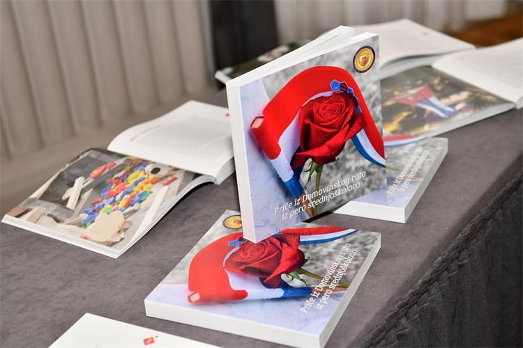 Predstavljena zbirka Priče iz Domovinskog rata iz pera srednjoškolaca i uručene nagrade i pohvale učenicima za najbolju kratku priču o Domovinskom ratu