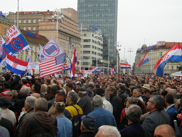 16. 04. 2011. godine održan je skup "ZA DOMOVINU" - na Trgu bana Josipa Jelačića okupilo se oko 90 tisuća nezadovoljnih ljudi, Jadranki Kosor nije bio lako