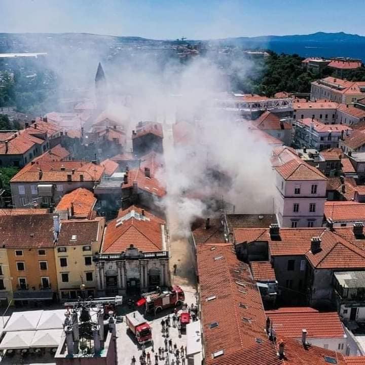 Vatrogasci ugasili požar u Zadru! U zgradi na Narodnom trgu izgorjelo nekoliko stanova