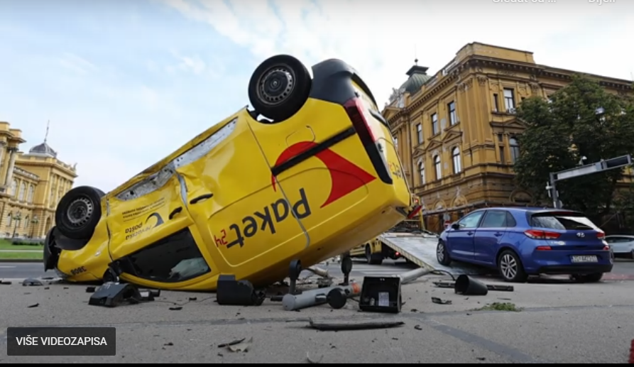 Težak sudar ispred HNK: Kombi završio na krovu, dvije osobe prevezene u bolnicu