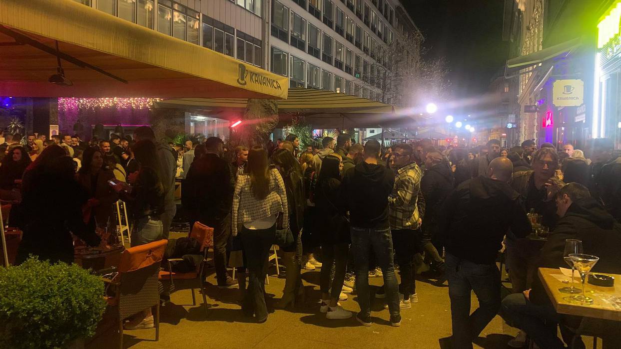 VIDEO: UŽIVO IZ ZAGREBA Hrpa ljudi u centru Zagreba: Na terasama se družilo i zapjevalo