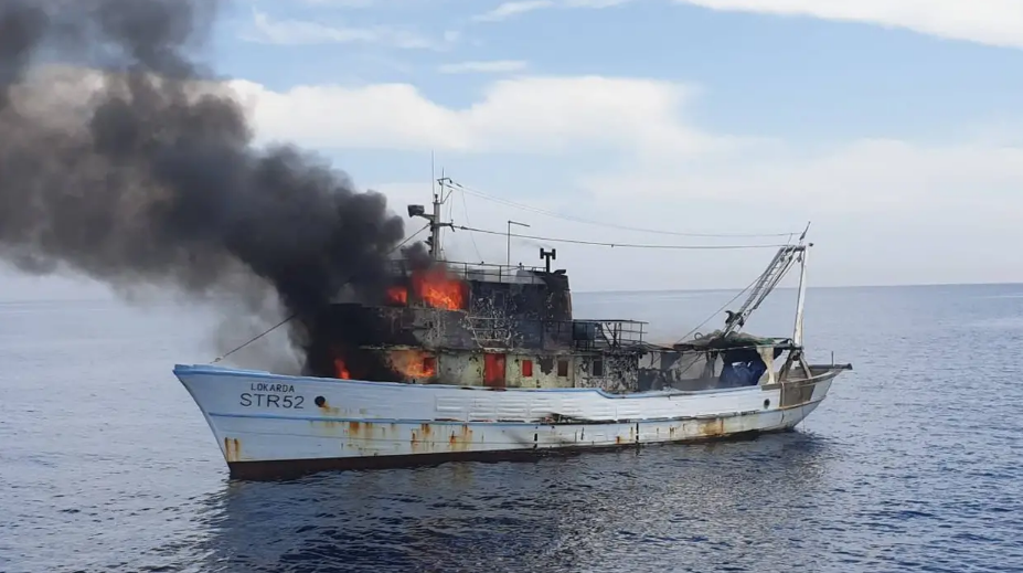 Zapalila se koča u šibenskom akvatoriju, tročlana posada broda skakala je u more