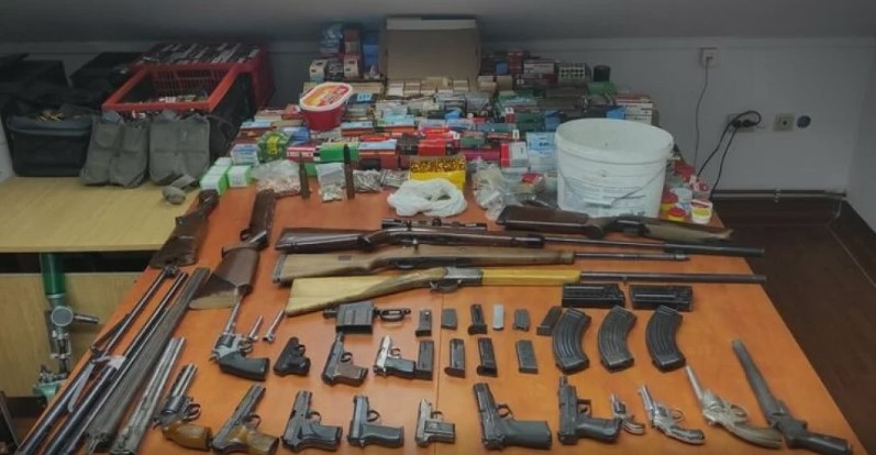 Ne bi se posramila ni neka manja vojska: Pogledajte što je policija sve pronašla kod 75-godišnjaka