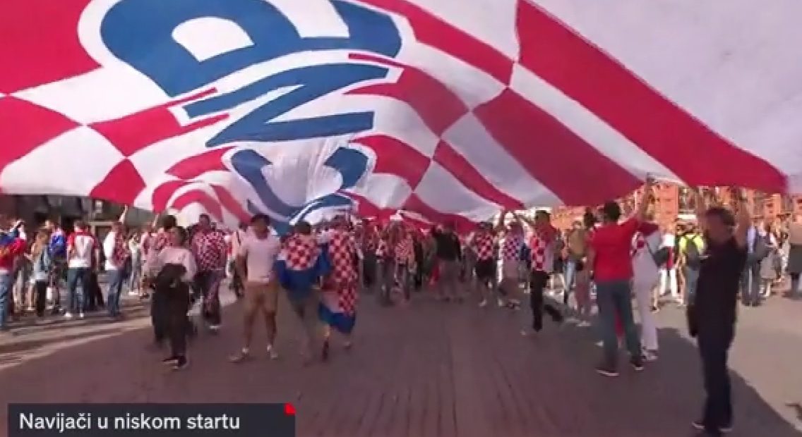 DOBILI DOZVOLU: 200-metarska zastava stiže na stadion, prolaznici u čudu, “nadamo se da je gibon u pravu”