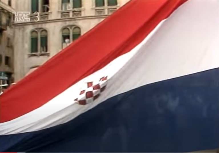 MUP POKUŠAO ZATAŠKATI SKANDAL: Policija portalu Direktno priznala koliko su puta intervenirali zbog istaknutih zastava s prvim bijelim poljem