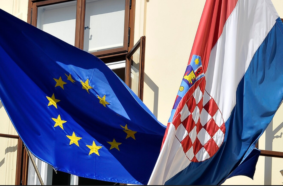 INCIDENT U SARAJEVU: Strgnuta zastava sa zgrade hrvatskog veleposlanstva!