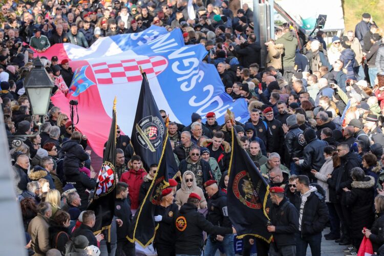 Isticao zastavu s nedopuštenim simbolima u Vukovaru, završio u pritvoru