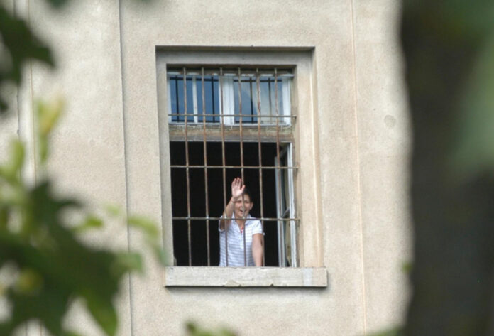 (FOTO) I ZATVORI NAM SE URUŠAVAJU! Oluja u Požegi srušila zatvorski zid