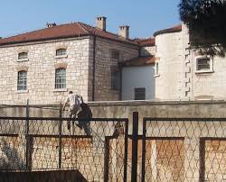 Pravosudnim policajcima pobjegao štićenik Odgojnog zavoda dok su ga vodili na sprovod. Okružili su ih ljudi i napali