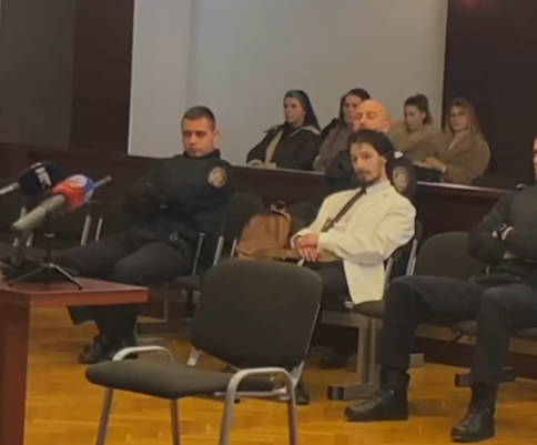 Zavadlav priča sutkinji na talijanskom i vadi čokoladu. Policajci ga upozoravaju