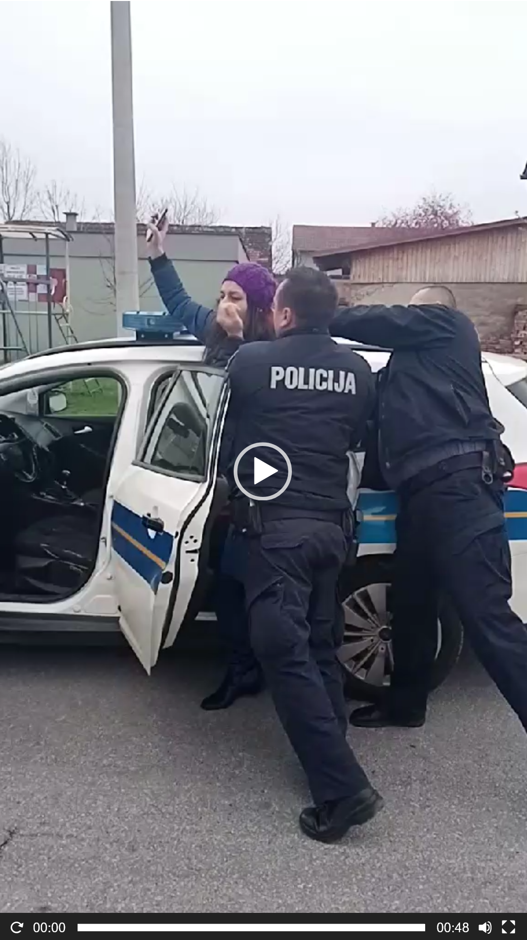 POČELO JE: Zbog kovid potvrde policija upotrijebila silu, pogledajte uhićenje učiteljice likovnog iz S.Broda