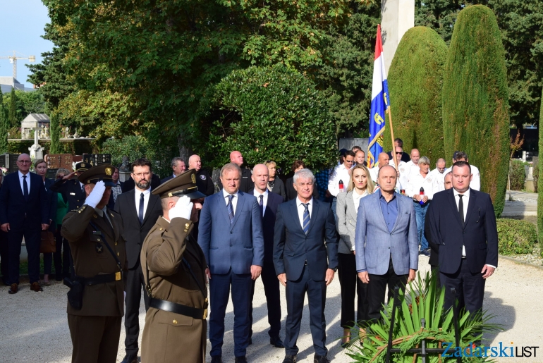 DAN OBRANE GRADA ZADRA Budnicom gradskim ulicama i polaganjem vijenaca počela središnja proslava