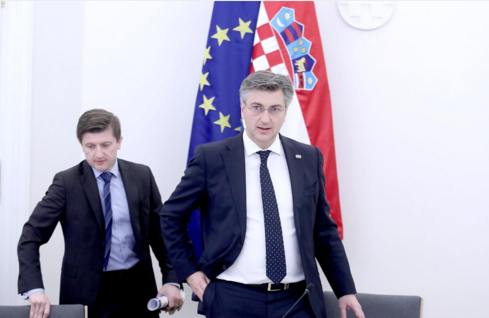 PLENKOVIĆ POTPISUJE UGOVORE SA SELJACIMA I RIBARIMA: Jaka snage Vlade stižu u Sheraton!