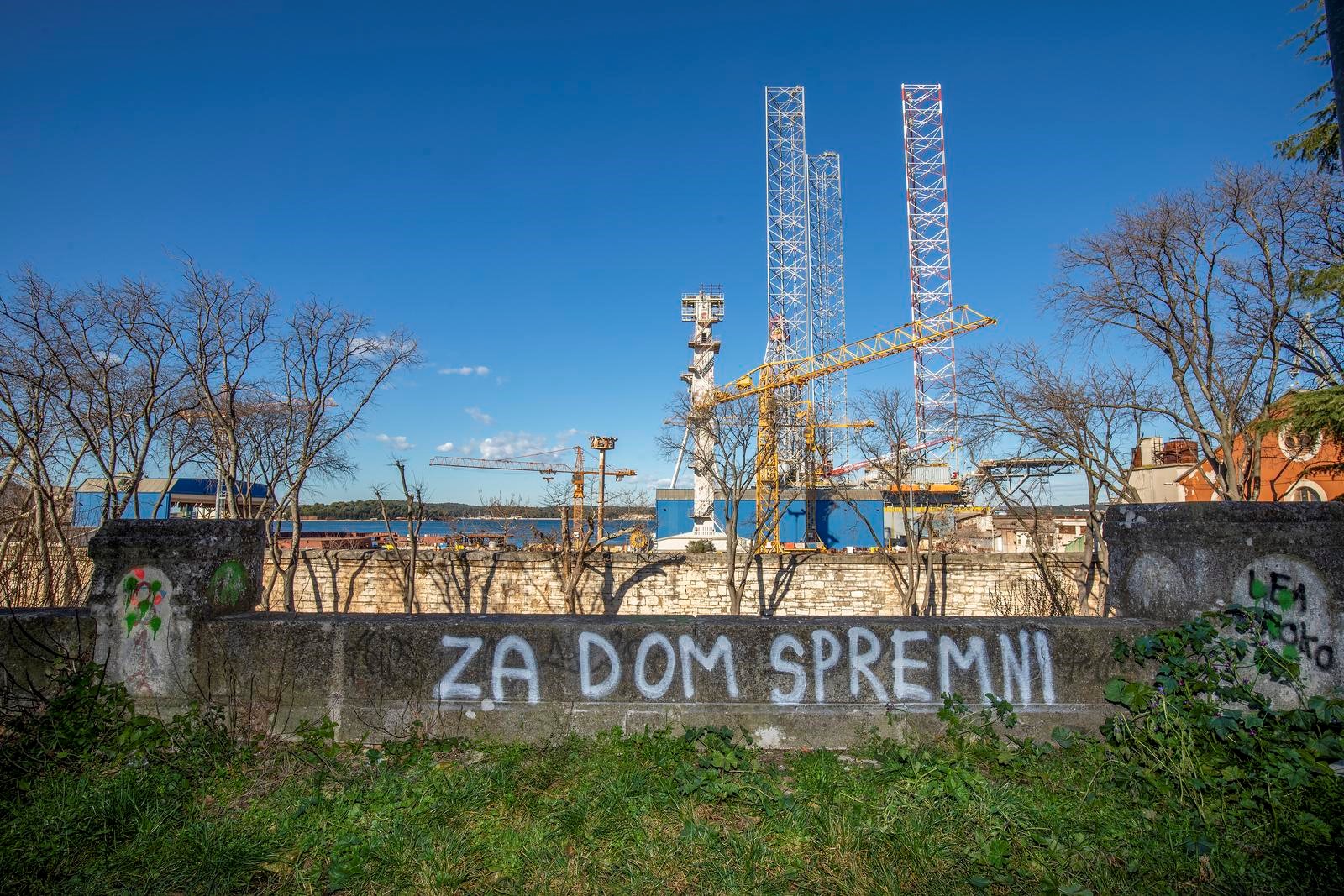 LILI BENČIK Za dom spremni, nije prihvatljiv onima  koji nisu bili spremni braniti svoj dom, svoju Hrvatsku  „ u pravednom, legitimnom, obrambenom i oslobodilačkom Domovinskom ratu (1991. – 1995.)