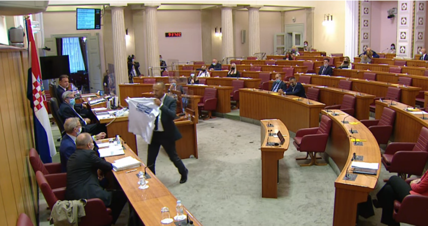 VIDEO Zekanović dao majicu Vujčiću: Nemojte je koristiti samo kao pidžamu