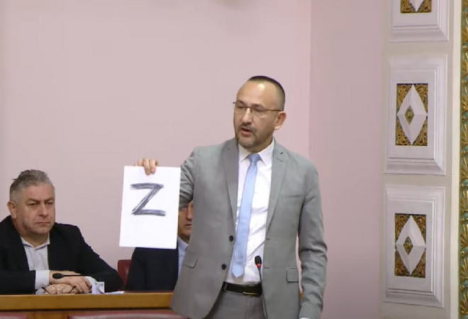 BURNO U SABORU, A TEK JE POČELO! ‘Nazvat ću Putina, Zelenskog i Kadirova!’, Zekanović poderao papir: ‘Ovo si objesite!’